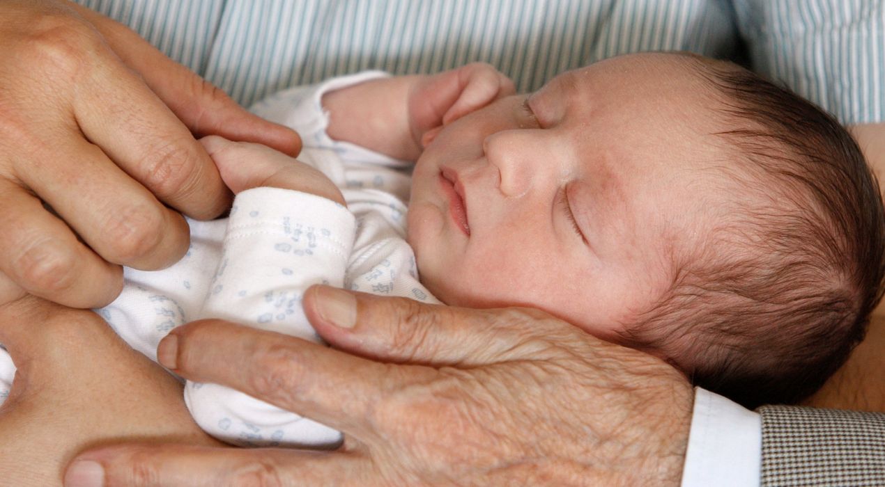 كيفية العناية بالطفل بعد الختان (الطهارة) ونصائح الطبيب 2025